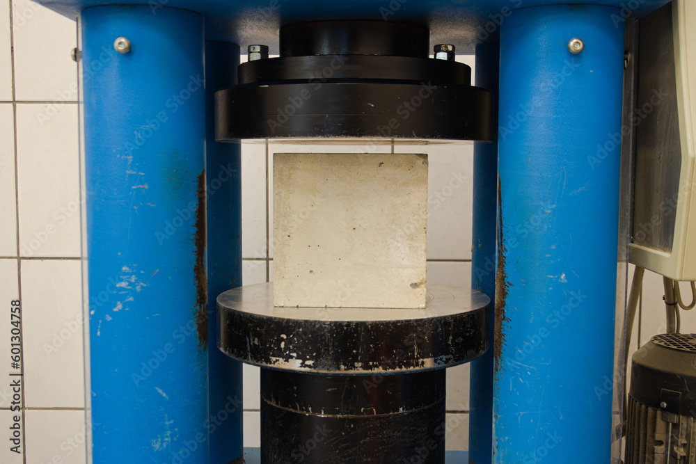 Obraz premium concrete sample testing, badanie próbki betonu