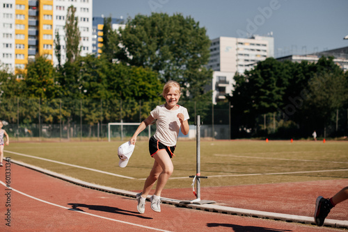 Girl runs marathon © Alena Vilgelm