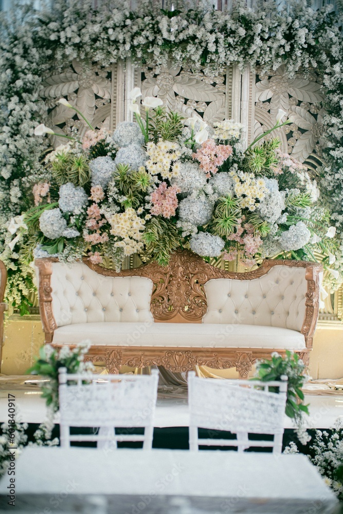 A luxurious Indonesian-style wedding sofa, adorned with intricate carvings and intricate patterns, fit for a royal wedding. Its regal design exudes elegance and cultural richness