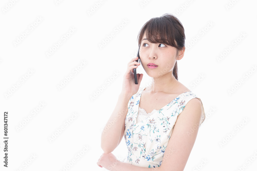 スマホで通話をする若い女性 スマホで通話をする若い女性