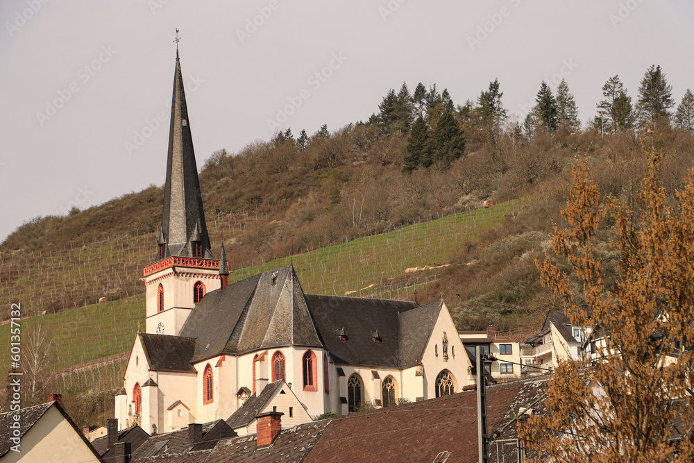 Klotten an der Mosel; Blick zur Pfarrkirche St. Maximinus Klotten an der Mosel; Blick zur Pfarrkirche St. Maximinus