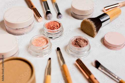 Kosmetyki naturalne, mineralne do makijażu, makijaż naturalny, róż mineralny, pigment, podkład mineralny. Face powder beauty make up, natural cosmetics.
