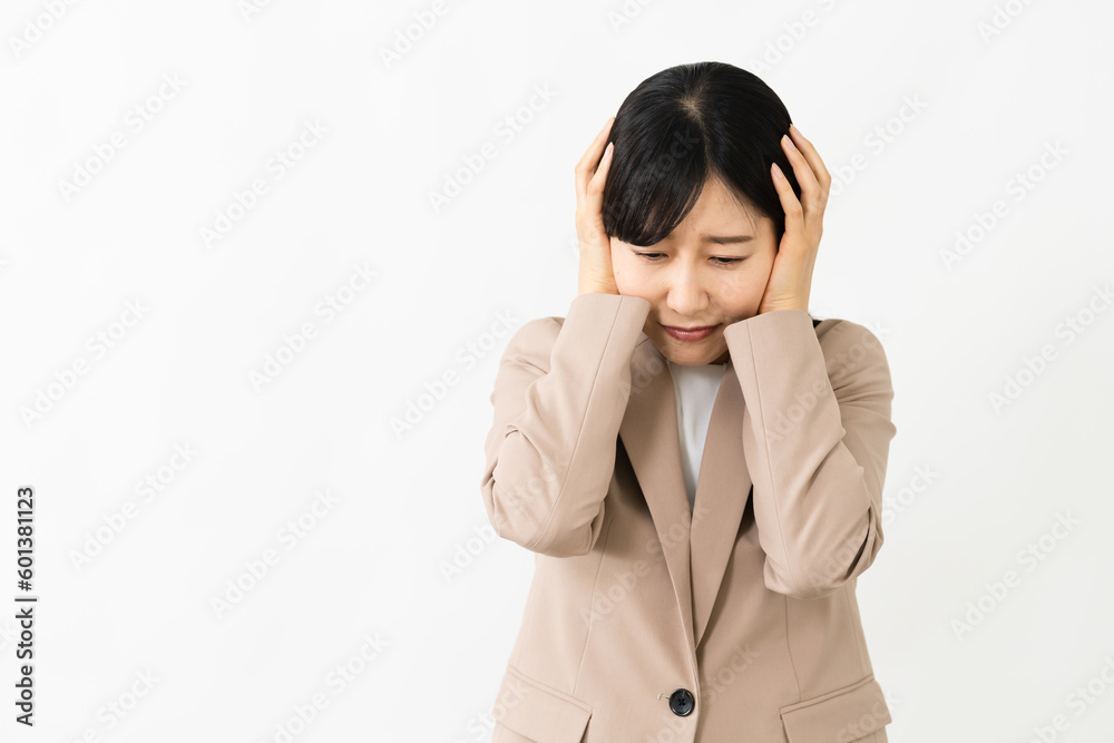 頭を抱える若い女性　ビジネスイメージ