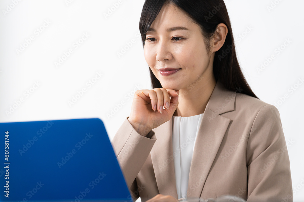 ノートパソコンを使う若い女性　ビジネスイメージ