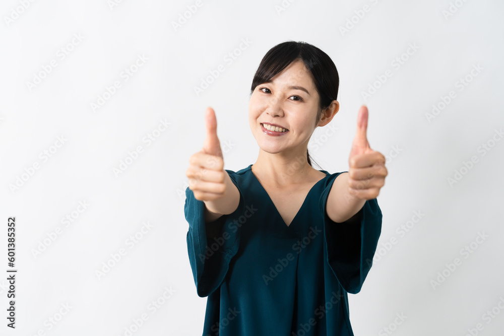 グッドサインをする若い女性　ライフスタイルイメージ