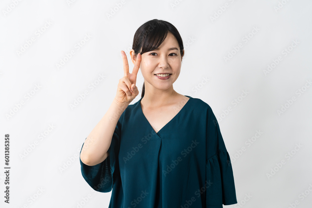 ピースサインをする若い女性 ライフスタイルイメージ ピースサインをする若い女性 ライフスタイルイメージ
