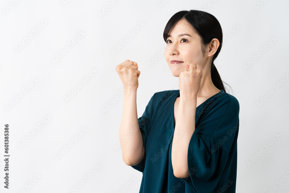 ガッツポーズをする若い女性 ライフスタイルイメージ ガッツポーズをする若い女性 ライフスタイルイメージ