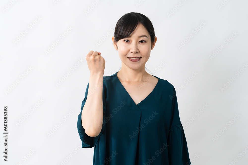 ガッツポーズをする若い女性 ライフスタイルイメージ ガッツポーズをする若い女性 ライフスタイルイメージ