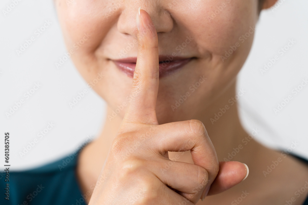 口に指を当てる若い女性 ライフスタイルイメージ 口に指を当てる若い女性 ライフスタイルイメージ