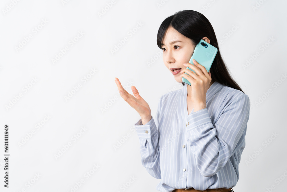 スマートフォンで通話をする若い女性 ビジネスイメージ
スマートフォンで通話をする若い女性 ビジネスイメージ