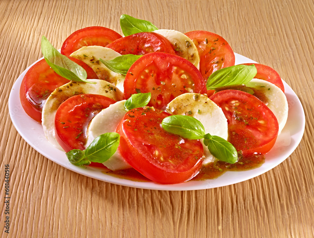 Tomate Mozzarella Teller mit Basilikum plus Essig und Oel Tomate Mozzarella Teller mit Basilikum plus Essig und Oel