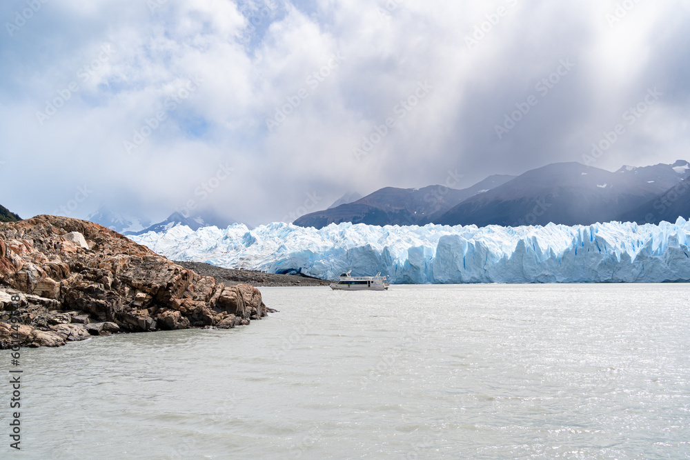 El barco está llevando turistas al Glaciar Perito Moreno, Provincia de Santa Cruz Argentina.
El barco está llevando turistas al Glaciar Perito Moreno, Provincia de Santa Cruz Argentina.