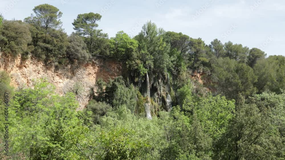 vue de la magnifique cascade de Sillans dans le Var vue de la magnifique cascade de Sillans dans le Var