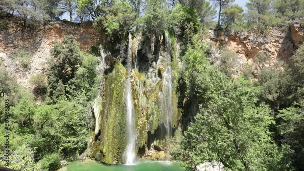 vue de la magnifique cascade de Sillans dans le Var