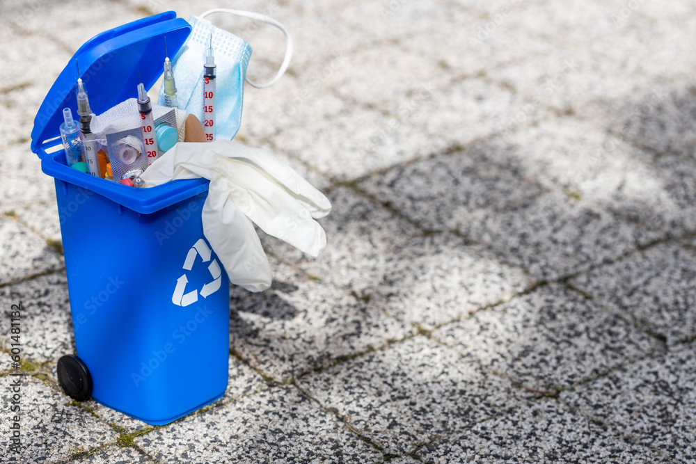 Naklejka premium medical waste, Open dumpster full of pills, syringes, bandages, masks, protective gloves. Concept, Utilization and storage of hospital waste