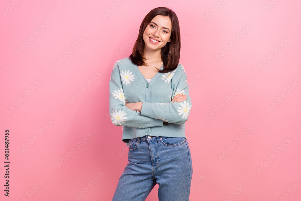 Photo amazing beauty business lady hold arms folded experienced professional wear cardigan jeans isolated pink color background Photo amazing beauty business lady hold arms folded experienced professional wear cardigan jeans isolated pink color background