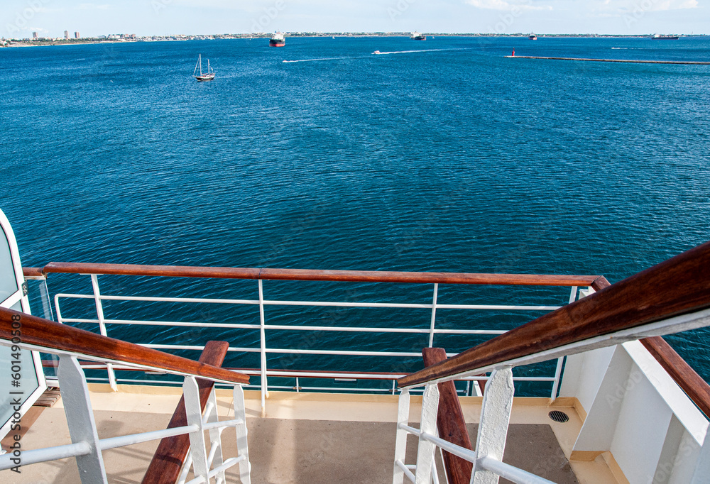 Obraz premium Cruise ship stairs to open deck railing with sea in the background