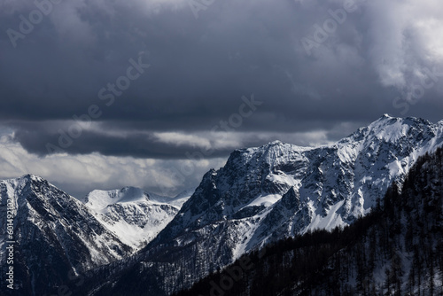 moddy mountain in the swiss alps © Tobias Arhelger