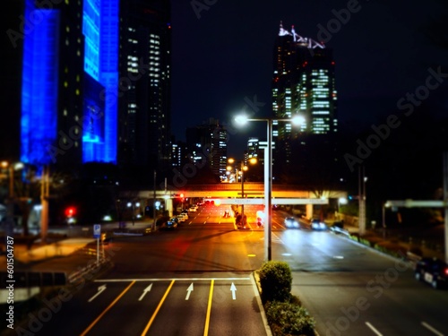 西新宿の道路。夜景。ジオラマ風の写真。