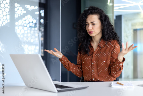 Fotografiet Frustrated business woman looking at laptop screen, dissatisfied female worker s