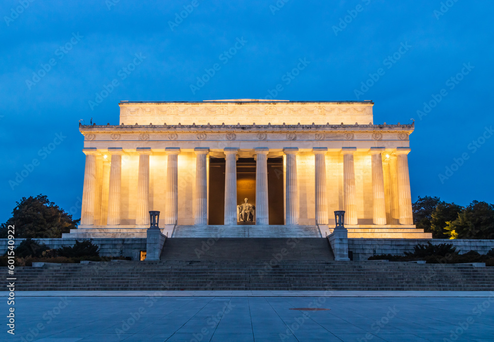 Naklejka premium Lincoln Memorial at dawn in Washington DC