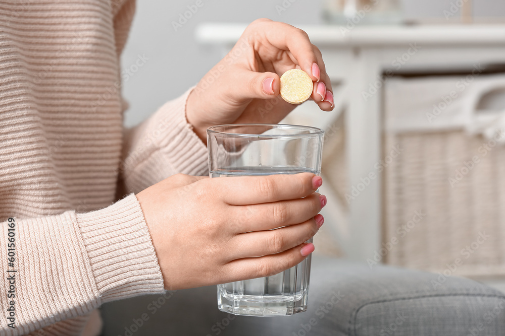 Ταπετσαρία Woman putting effervescent tablet into glass of water