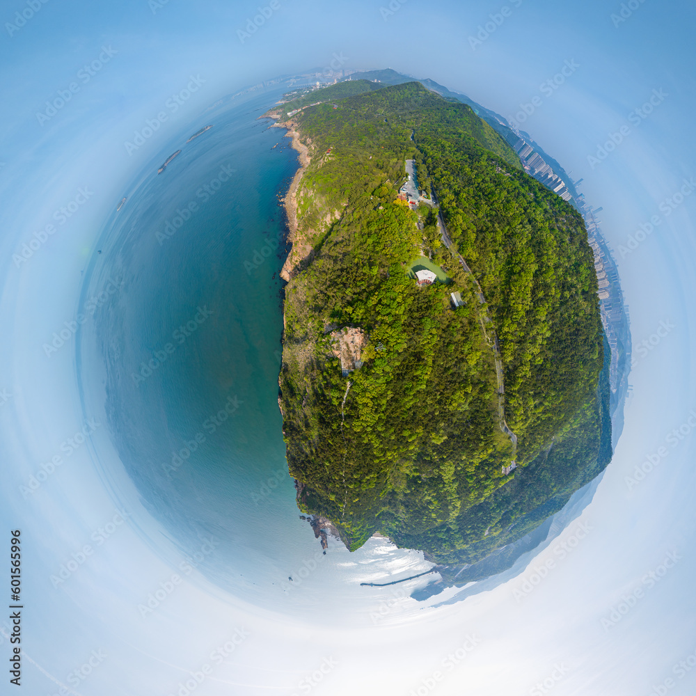 Fototapeta premium Spring seaside scenery of Binhai Road in Dalian, Liaoning province, China