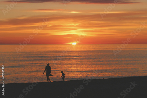 Papier peint Mother and son running laughing through the brightest sunset on Mother's Day