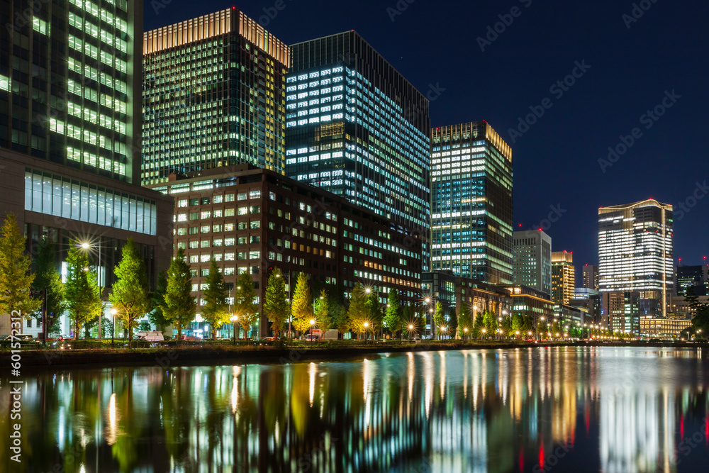 東京丸の内ビジネス街の夜景　日本