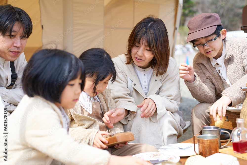 キャンプで音楽を楽しむ家族