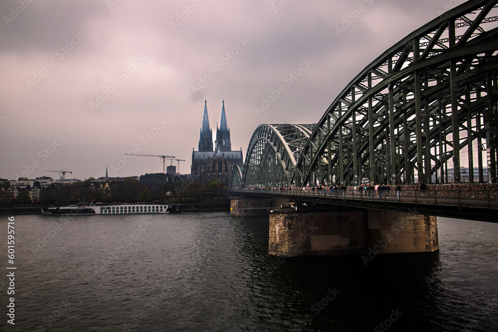 Obraz premium cologne cathedral and bridge