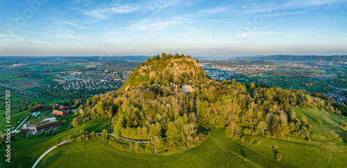 Bild auf Leinwand Luftbild-Panorama vom Vulkankegel Hohentwiel mit der Burgruine von der Abendsonn