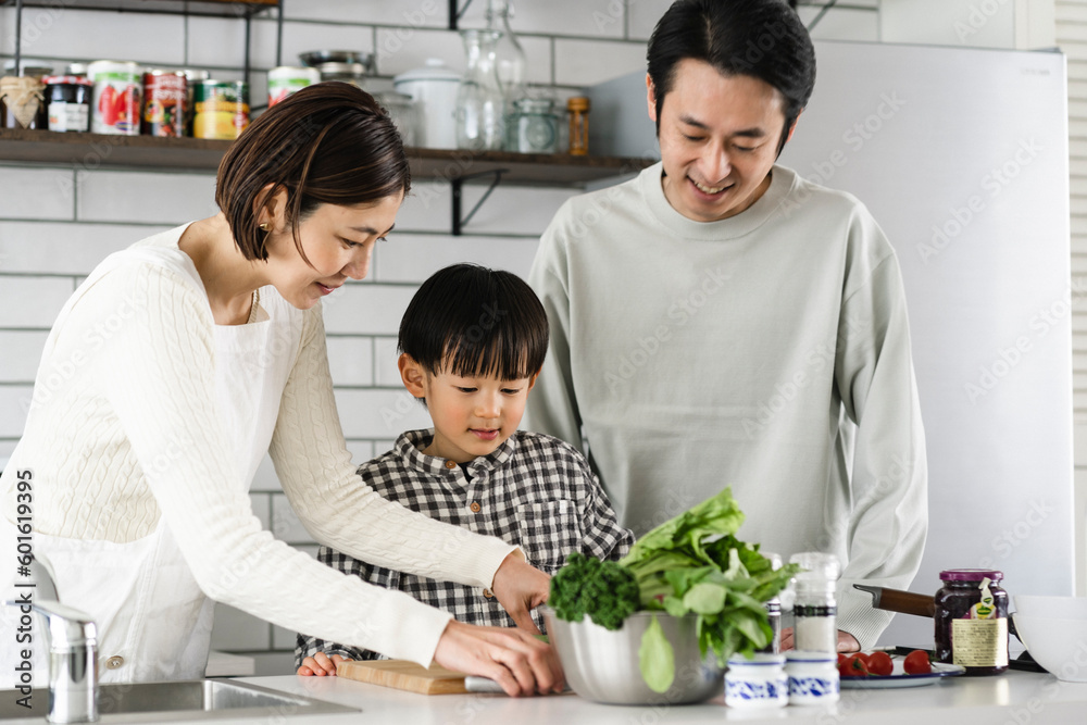 キッチンで料理をする日本人親子 キッチンで料理をする日本人親子