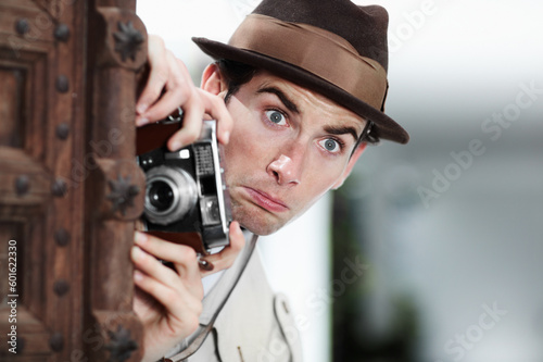 Foto Retro photographer man, street and camera on investigation, inspection or suspicious journalist job in city