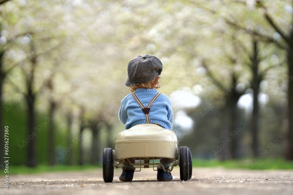 kleiner Junge mit dem Spielzeugauto im Park kleiner Junge mit dem Spielzeugauto im Park