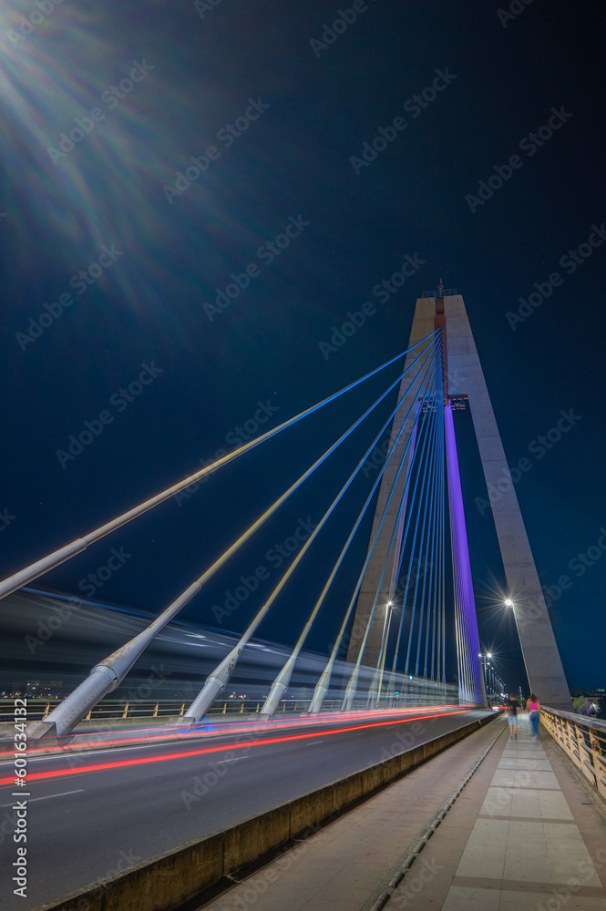 Puente Real de Badajoz iluminado de noche