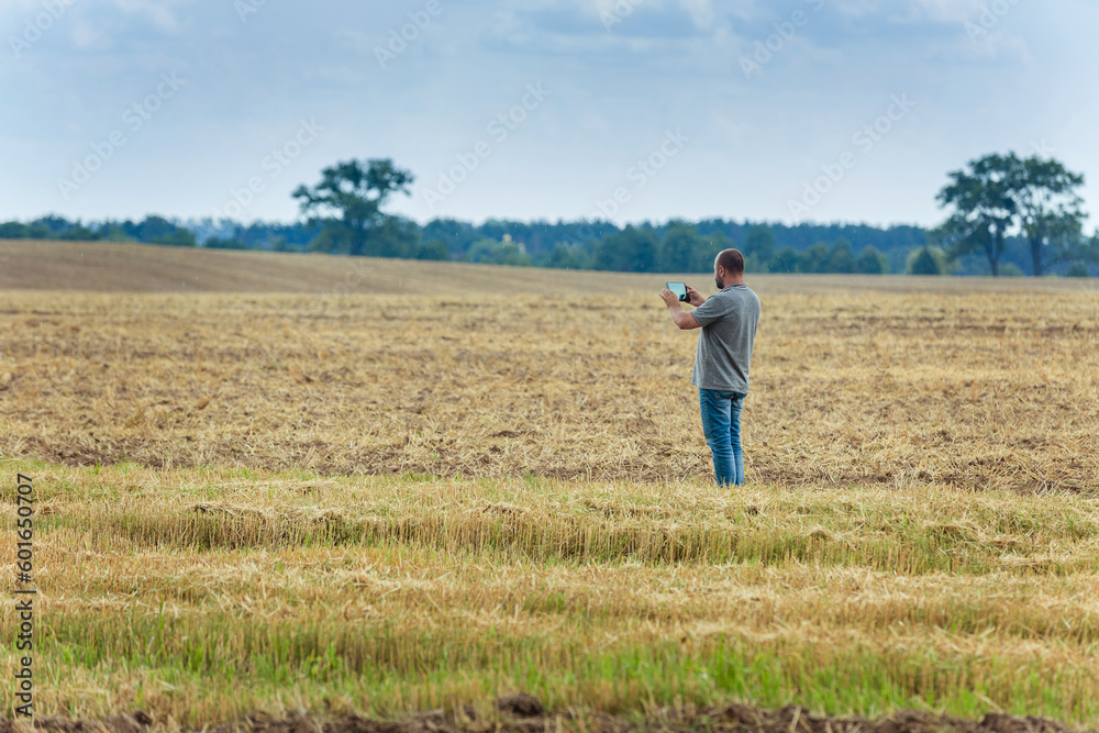 The agronomist supervises and coordinates the harvesting of crops. Use of new technologies and gadgets in production. The agronomist supervises and coordinates the harvesting of crops. Use of new technologies and gadgets in production.
