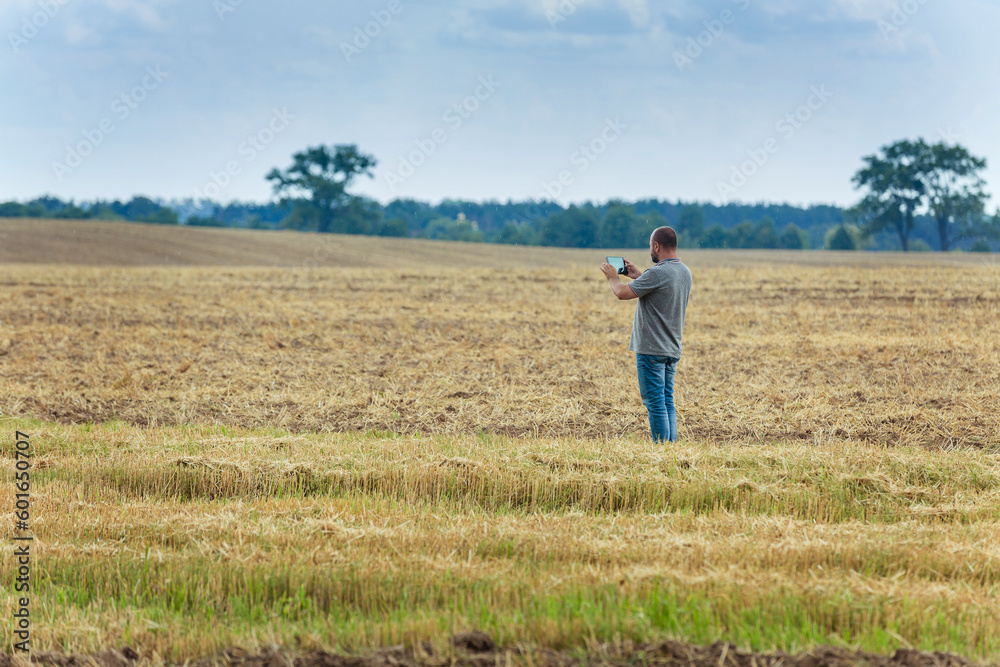 The agronomist supervises and coordinates the harvesting of crops. Use of new technologies and gadgets in production.