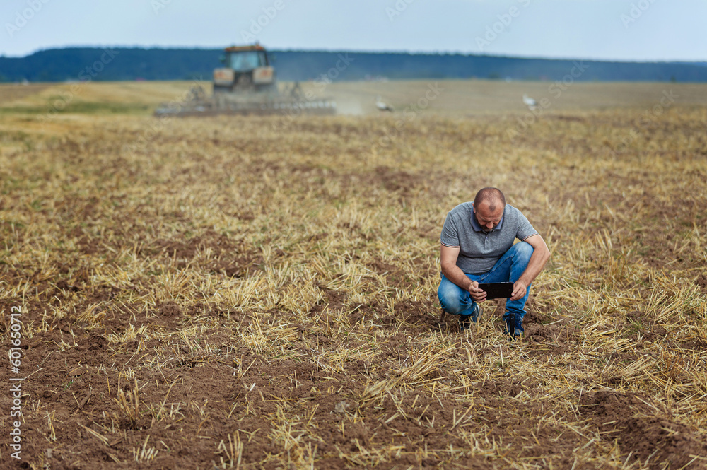 The agronomist supervises and coordinates the harvesting of crops. Use of new technologies and gadgets in production.