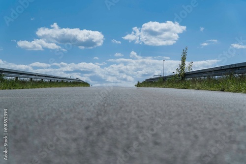 droga asfaltowa pod górę na tle nieba.