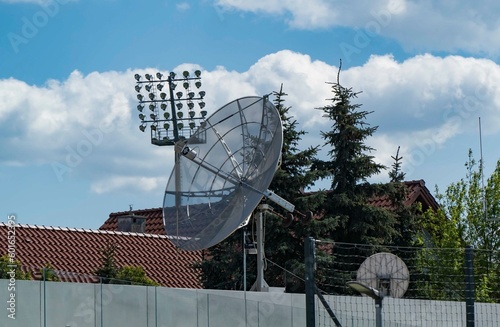 siatkowa antena satelitarna zamontowana na dachu budynku. © siwyk