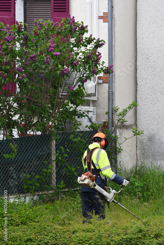jardinier au travail de débroussaillage