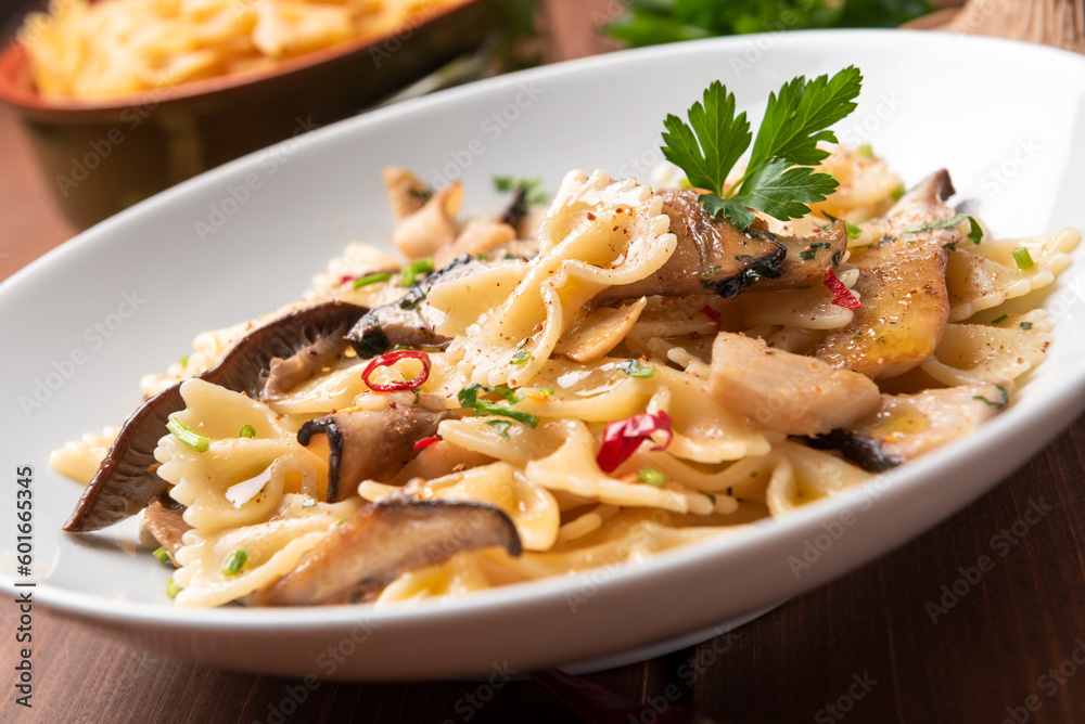 Piatto di pasta ai funghi e peperoncino, cibo italiano vegetariano Piatto di pasta ai funghi e peperoncino, cibo italiano vegetariano