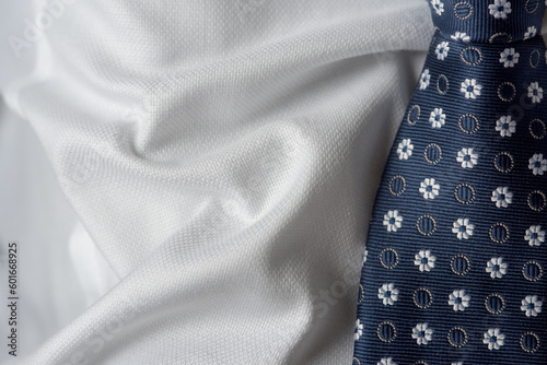 uno splendido abbinamento di una cravatta blu con fiori e una bellissima camicia bianca, eleganza ai matrimoni e alle feste importanti photo
