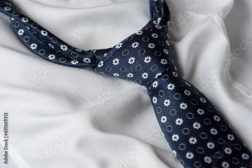 uno splendido abbinamento di una cravatta blu con fiori e una bellissima camicia bianca, eleganza ai matrimoni e alle feste importanti
 photo