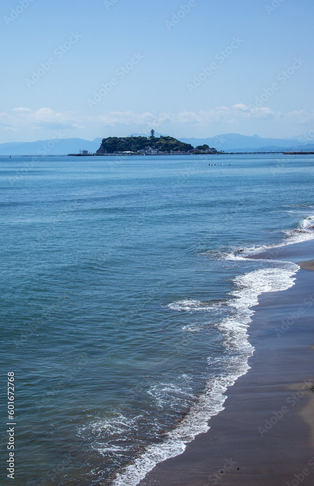 江ノ島と七里ヶ浜海岸｜さざ波は江ノ島をより魅力的に見せてくれます
