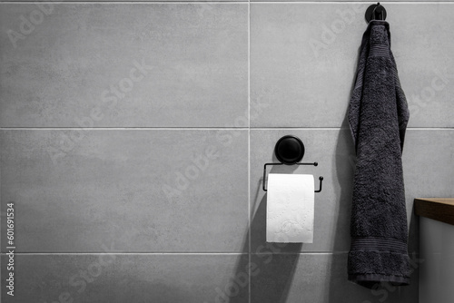 papier toaletowy z ręcznikiem, koncept problemów zdrowotnych i wstydliwy temat wc.   photo