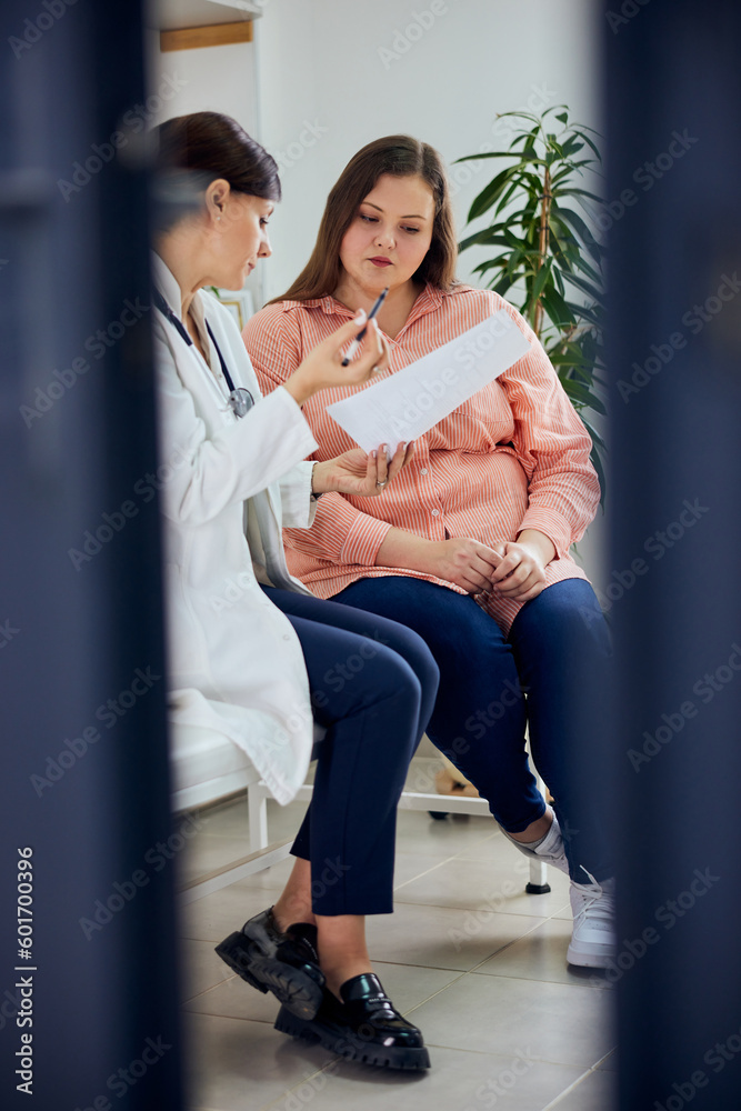 A woman plus size is sitting with a female nutritionist in the ambulance.