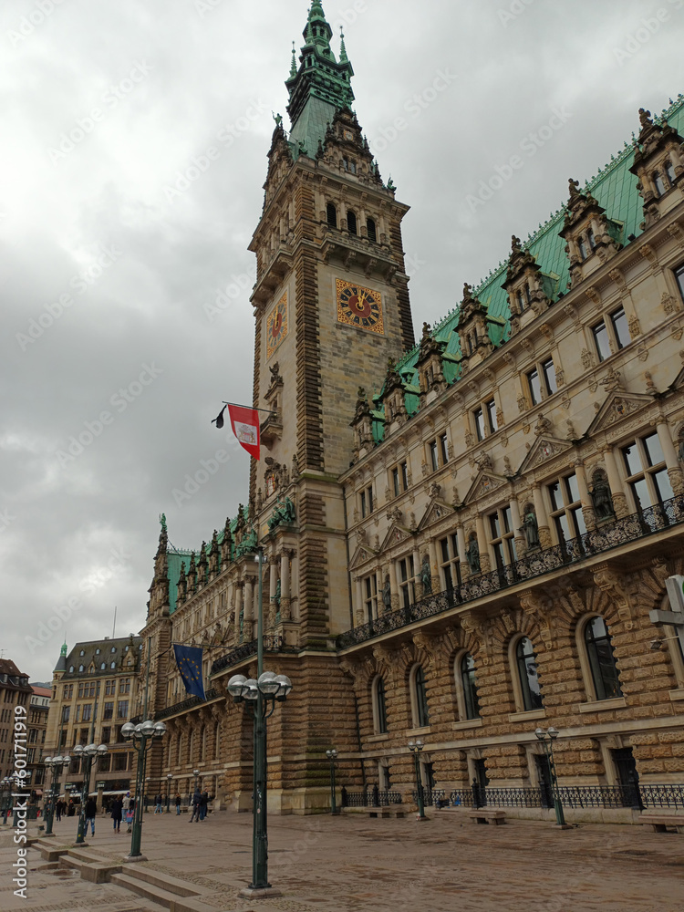 Blick auf das historische Hamburger Rathaus im Regen