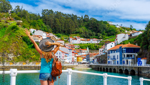 Foto Traveler woman tourist enjoying beautiful fishing village in Asturias, Cudillero